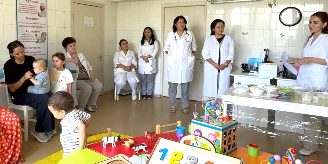 №4 ҚЕ педиатр дәрігері Н.М.Холмирзаева ата-аналарға 6 айдан бастап балаға үстеме тамақ беру туралы тренинг өткізді.