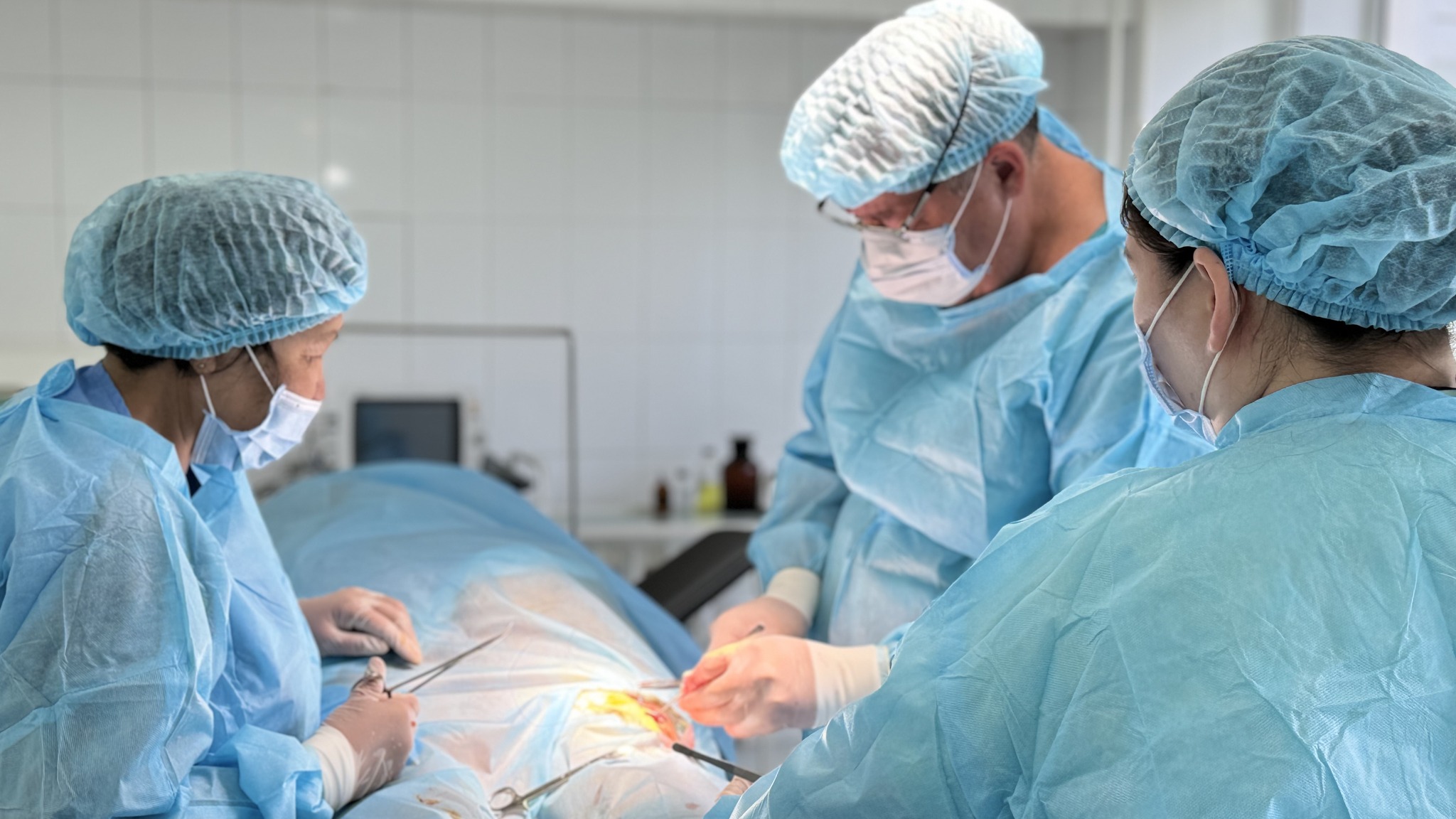 "Біз екі жақты шап жарығына бір мезетте ота жасадық, операциядан кейінгі кезең асқынусыз өтуде. 